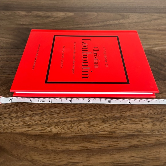NWT Little Guides To Style - Christian Louboutin - Picture 6 of 7